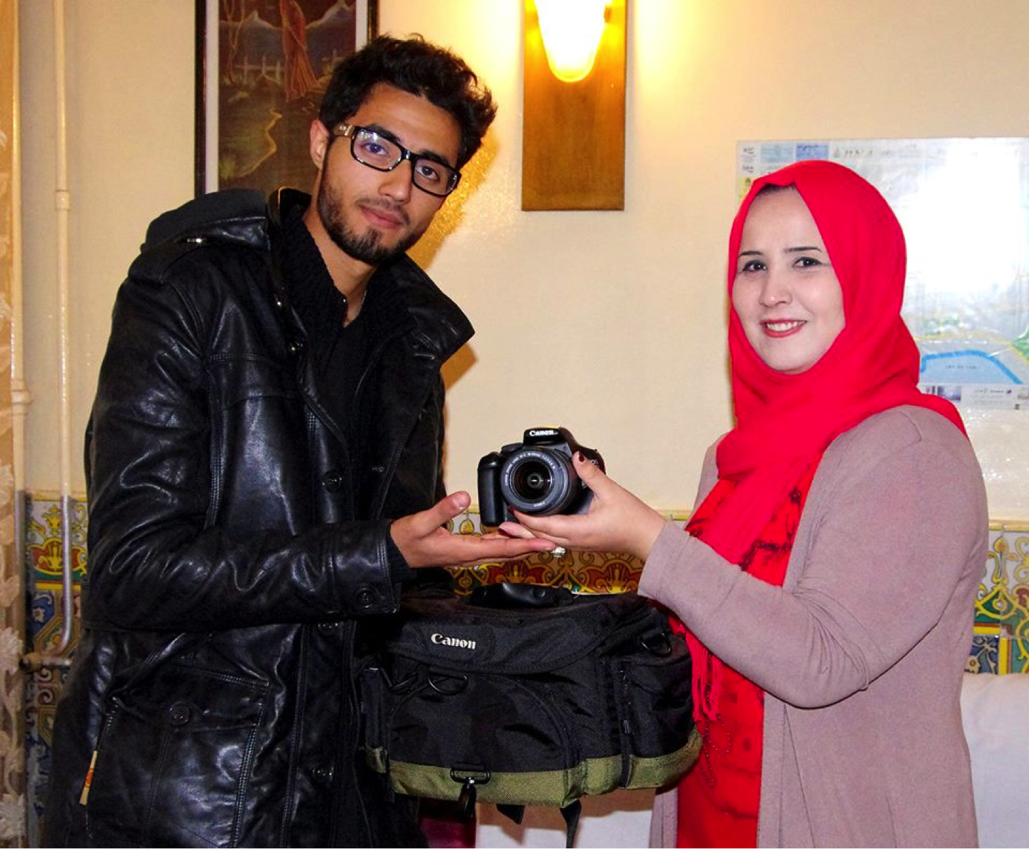 W imieniu Grupy „Wasz Głos" Firas Nasfi odbiera nagrodę od Mony Trabelsi  z „Alternative Media".