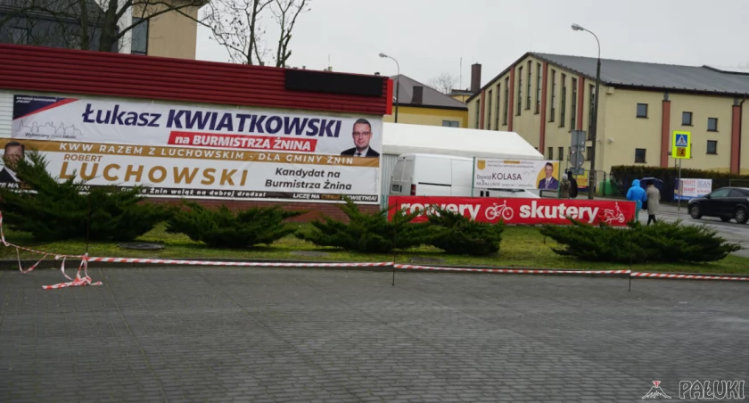 palukiznin.pl – Wjazd na parking przy orlenie zwężony. Czy po to, aby nie zasłaniać kandydatów na burmistrza Żnina?