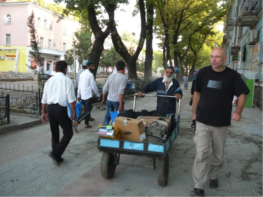 Komputery ruszają z Dushanbe w eskorcie Jurka Kamińskiego z „Gazety Powiatowej – Wiadomości Oławskie”. Foto: Joanna Kowalska